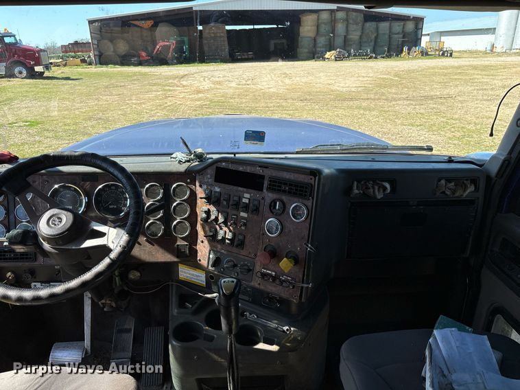 image for item EY9884 2000 International 9900ix semi truck