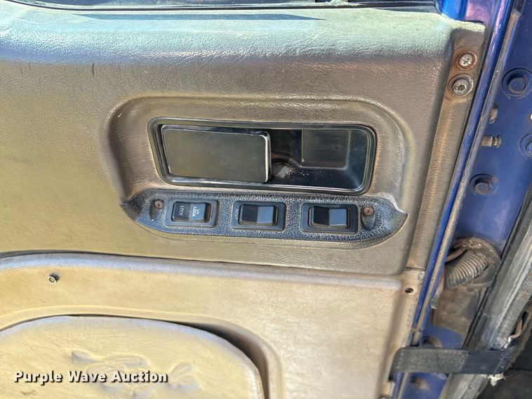 image for item EY9884 2000 International 9900ix semi truck