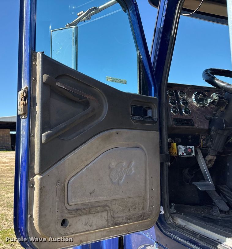 image for item EY9884 2000 International 9900ix semi truck