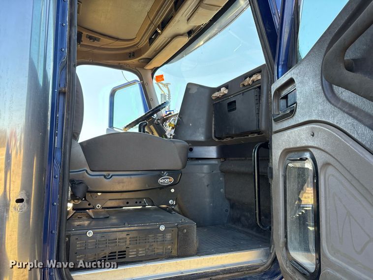 image for item EY9884 2000 International 9900ix semi truck