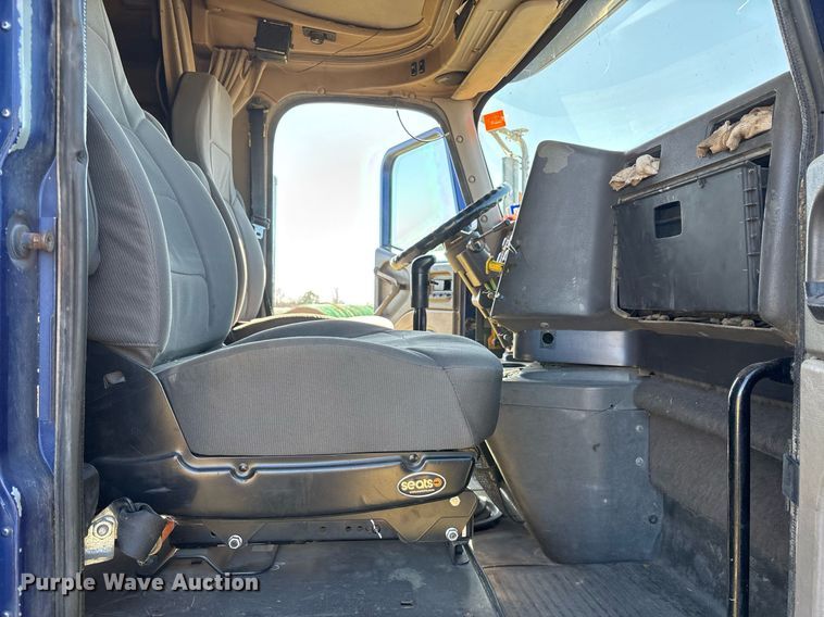 image for item EY9884 2000 International 9900ix semi truck