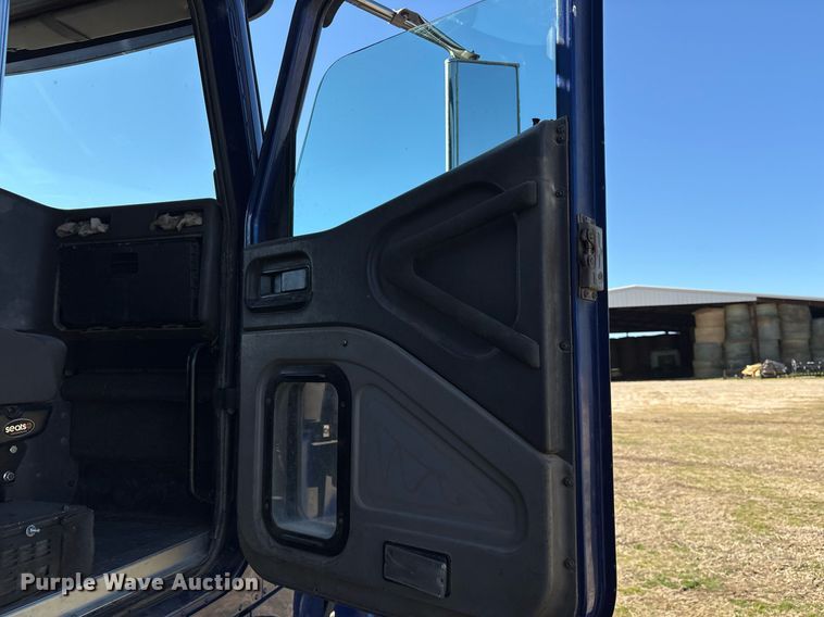 image for item EY9884 2000 International 9900ix semi truck