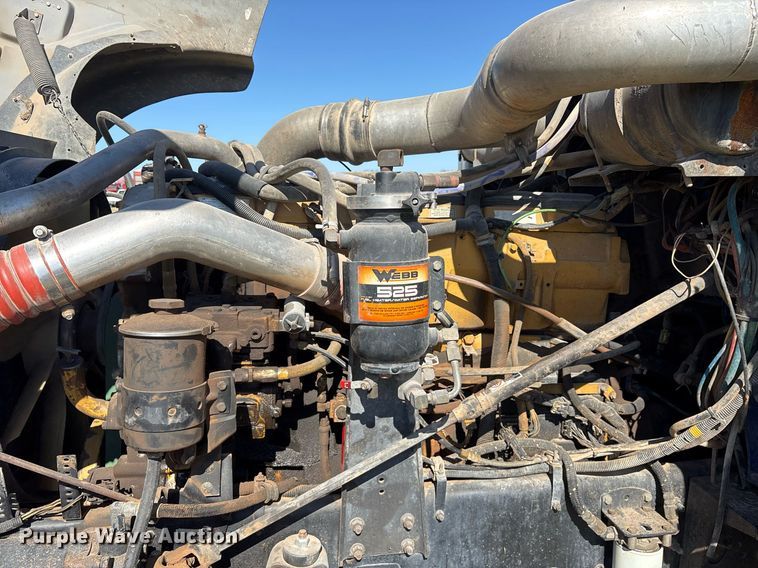 image for item EY9884 2000 International 9900ix semi truck