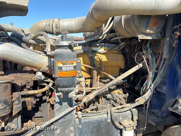 image for item EY9884 2000 International 9900ix semi truck