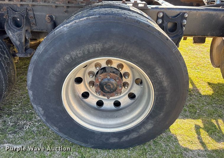 image for item EY9884 2000 International 9900ix semi truck