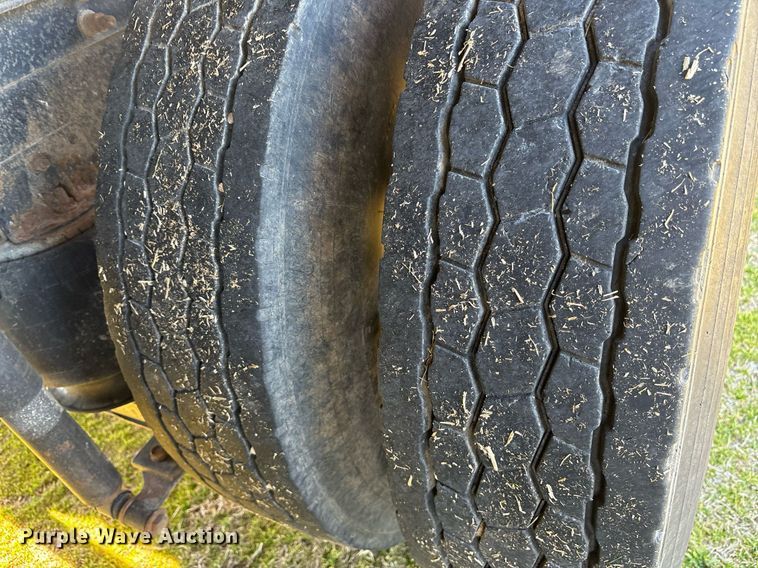 image for item EY9884 2000 International 9900ix semi truck