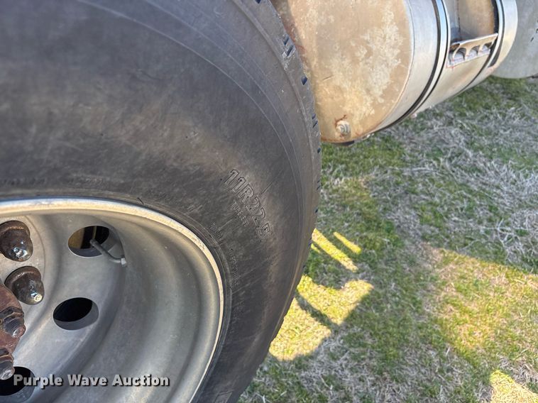 image for item EY9884 2000 International 9900ix semi truck