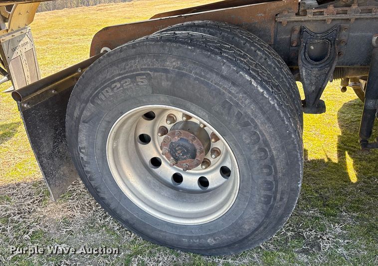 image for item EY9884 2000 International 9900ix semi truck