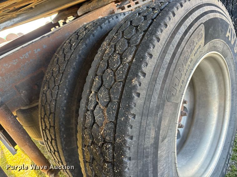 image for item EY9884 2000 International 9900ix semi truck