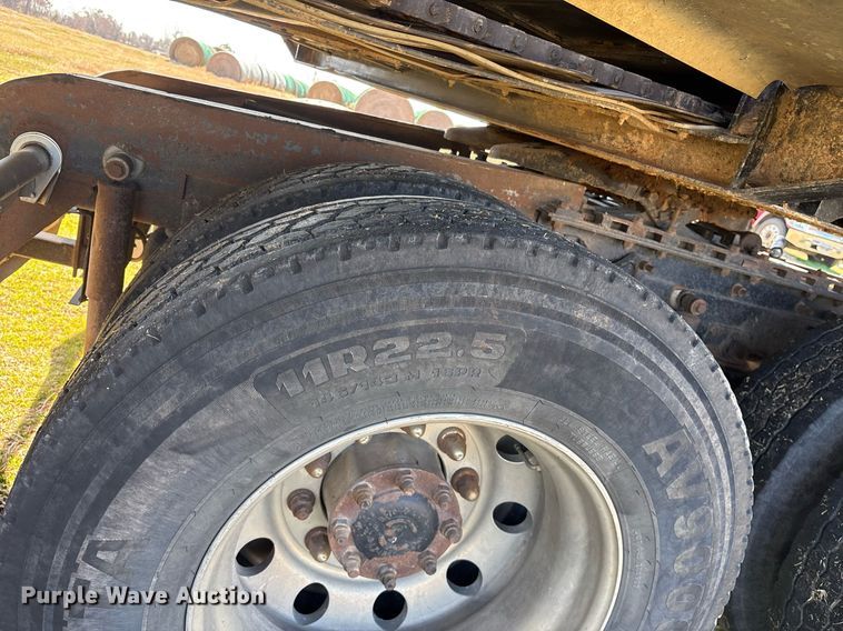 image for item EY9884 2000 International 9900ix semi truck