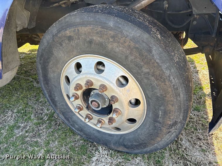 image for item EY9884 2000 International 9900ix semi truck