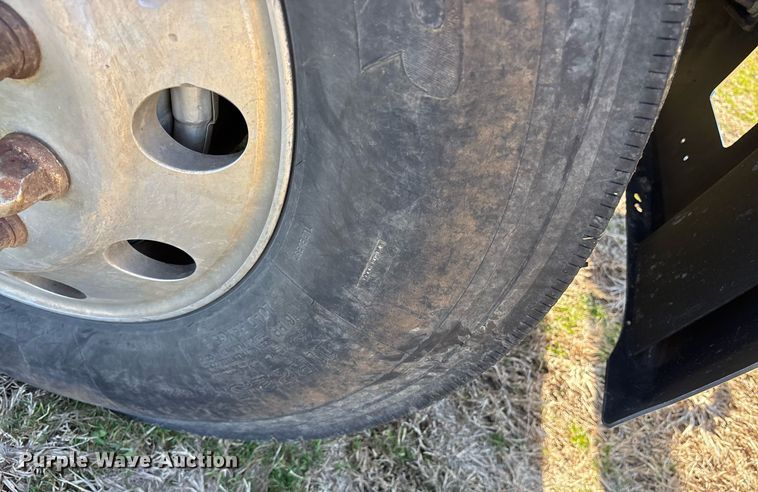 image for item EY9884 2000 International 9900ix semi truck