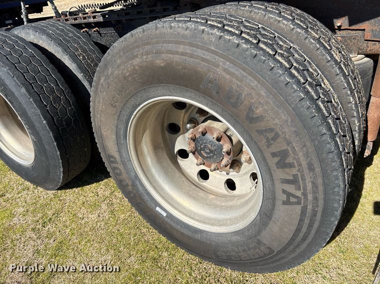 image for item EY9884 2000 International 9900ix semi truck