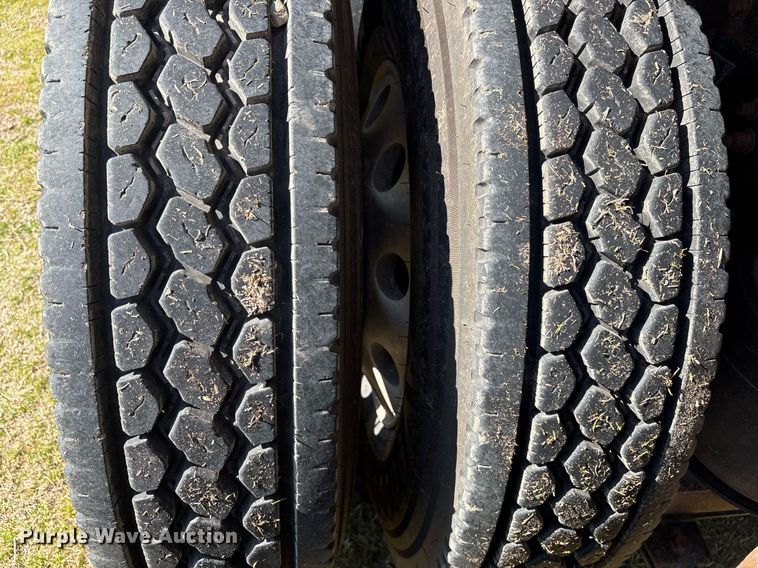 image for item EY9884 2000 International 9900ix semi truck