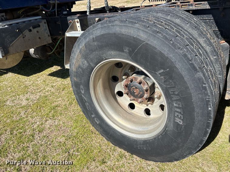 image for item EY9884 2000 International 9900ix semi truck