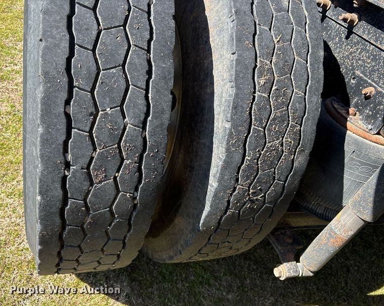 image for item EY9884 2000 International 9900ix semi truck