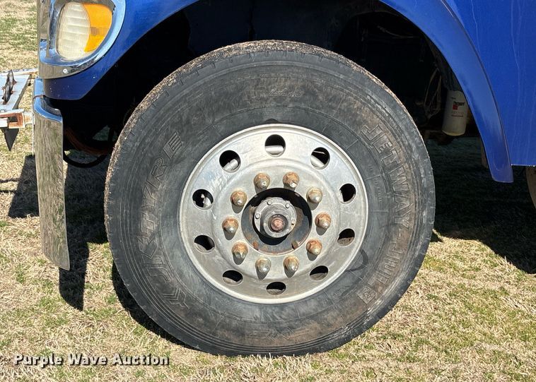 image for item EY9884 2000 International 9900ix semi truck