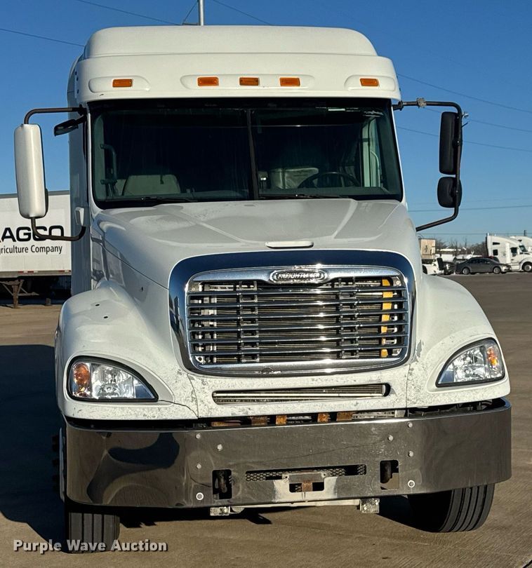 image for item LH9464 2005 Freightliner Columbia semi truck