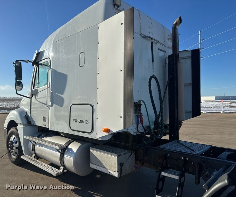image for item LH9464 2005 Freightliner Columbia semi truck