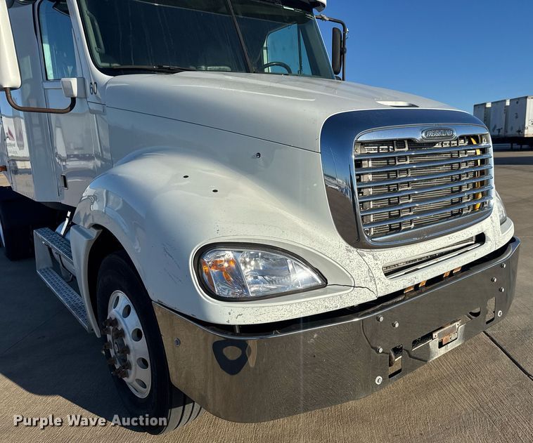 image for item LH9464 2005 Freightliner Columbia semi truck