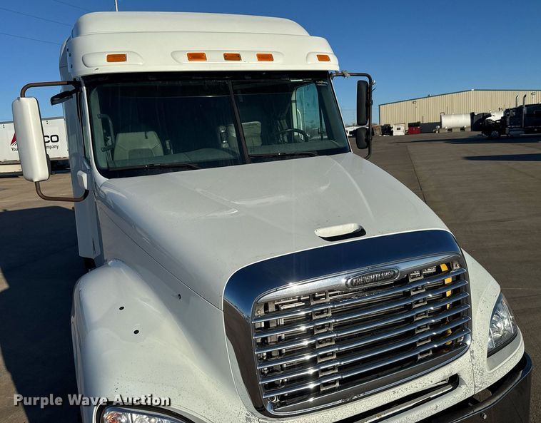 image for item LH9464 2005 Freightliner Columbia semi truck