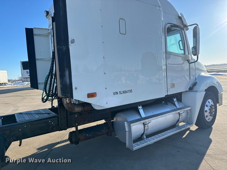 image for item LH9464 2005 Freightliner Columbia semi truck