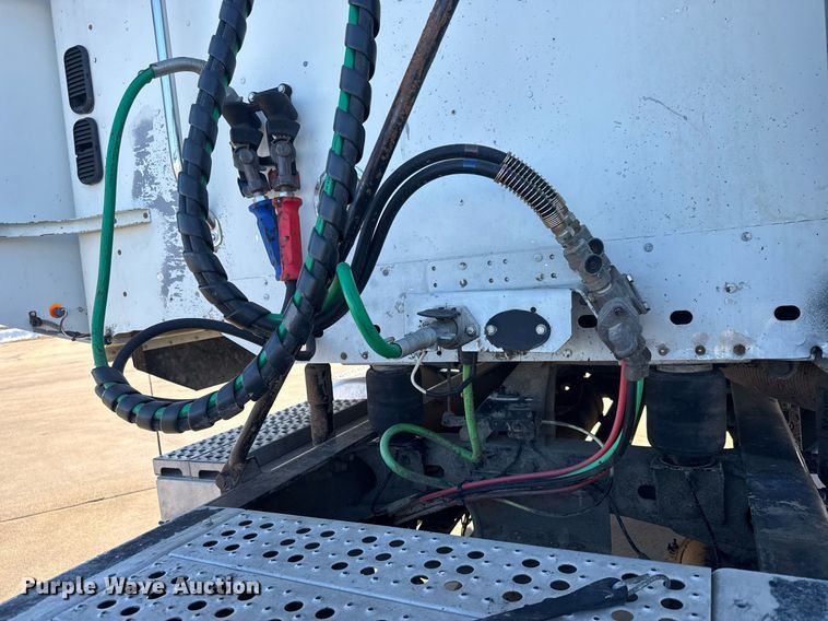 image for item LH9464 2005 Freightliner Columbia semi truck