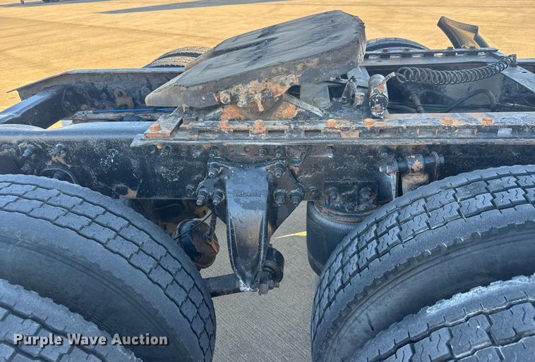 image for item LH9464 2005 Freightliner Columbia semi truck