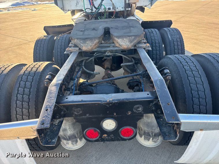 image for item LH9464 2005 Freightliner Columbia semi truck