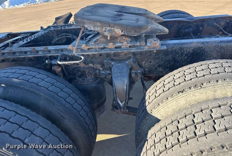 image for item LH9464 2005 Freightliner Columbia semi truck