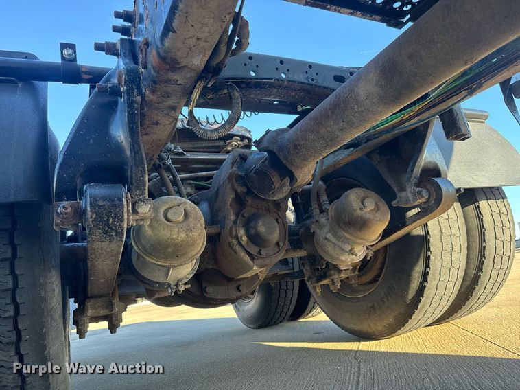 image for item LH9464 2005 Freightliner Columbia semi truck