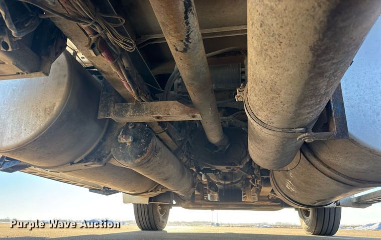 image for item LH9464 2005 Freightliner Columbia semi truck