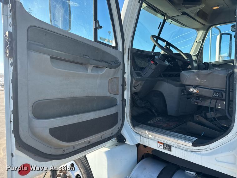 image for item LH9464 2005 Freightliner Columbia semi truck