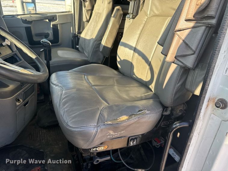 image for item LH9464 2005 Freightliner Columbia semi truck