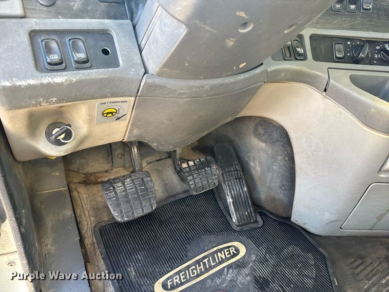 image for item LH9464 2005 Freightliner Columbia semi truck