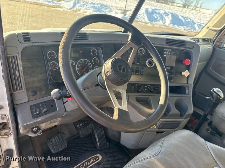 image for item LH9464 2005 Freightliner Columbia semi truck