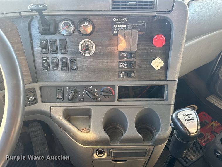 image for item LH9464 2005 Freightliner Columbia semi truck