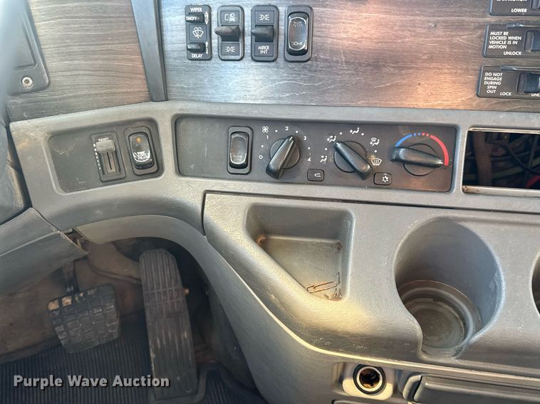 image for item LH9464 2005 Freightliner Columbia semi truck