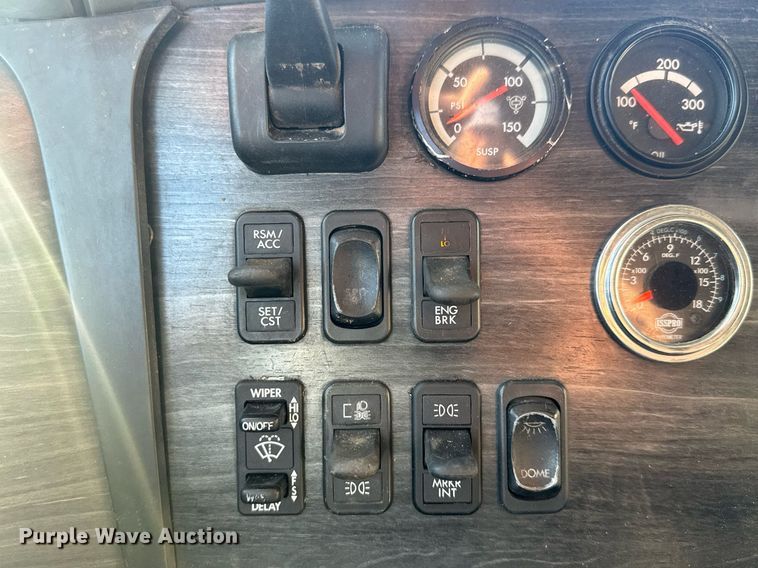 image for item LH9464 2005 Freightliner Columbia semi truck