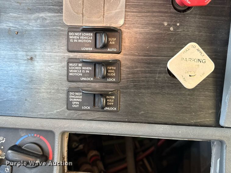 image for item LH9464 2005 Freightliner Columbia semi truck