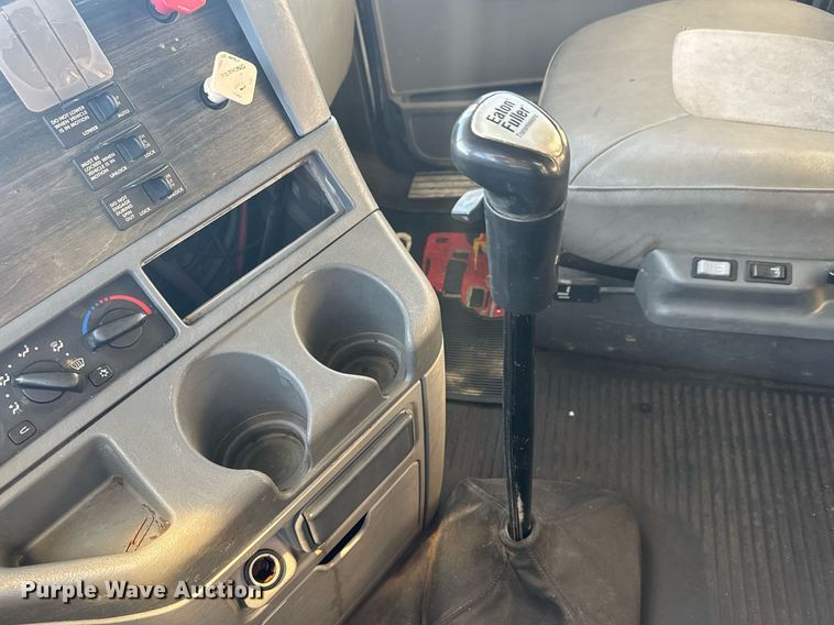 image for item LH9464 2005 Freightliner Columbia semi truck