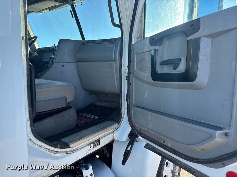 image for item LH9464 2005 Freightliner Columbia semi truck