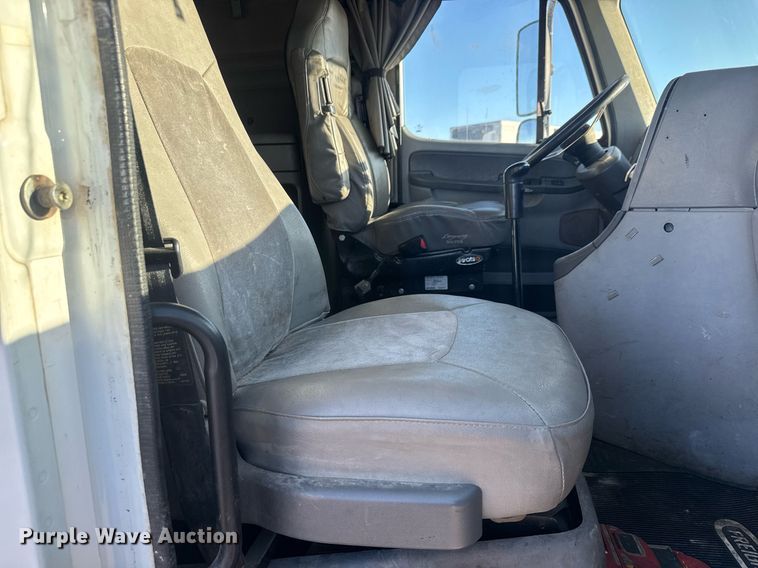 image for item LH9464 2005 Freightliner Columbia semi truck