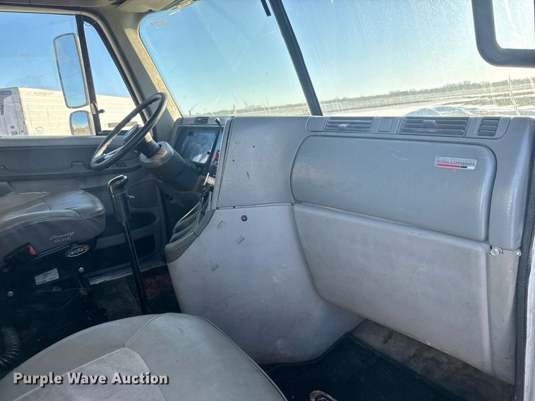 image for item LH9464 2005 Freightliner Columbia semi truck