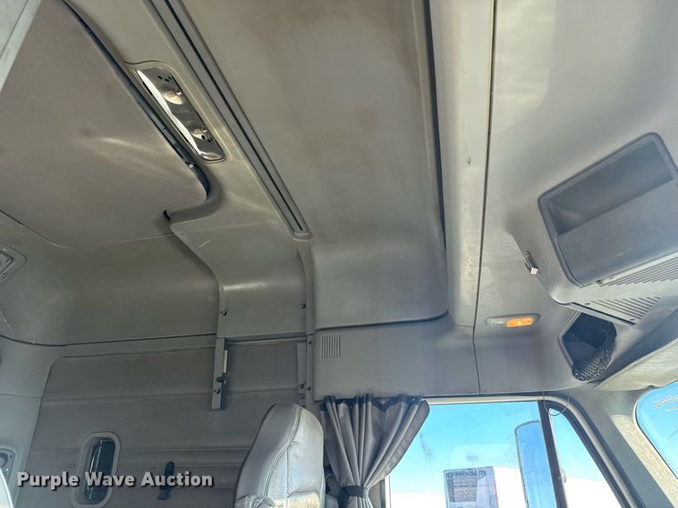 image for item LH9464 2005 Freightliner Columbia semi truck