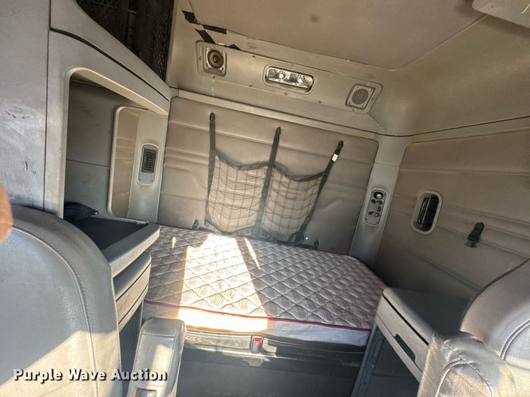 image for item LH9464 2005 Freightliner Columbia semi truck