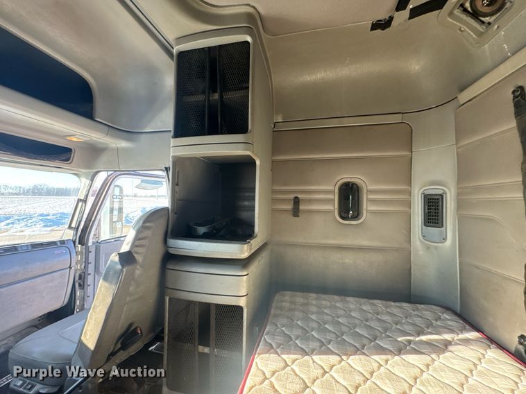 image for item LH9464 2005 Freightliner Columbia semi truck