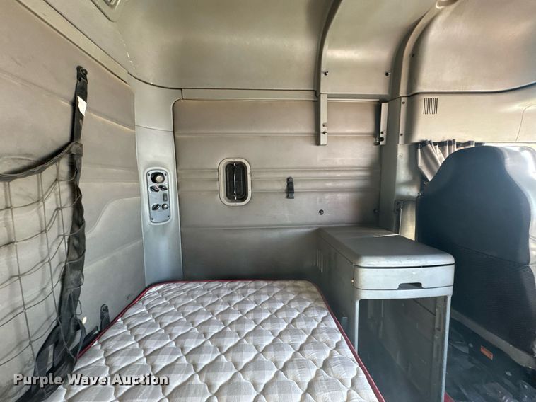 image for item LH9464 2005 Freightliner Columbia semi truck