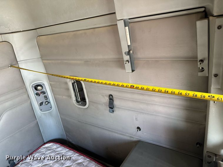 image for item LH9464 2005 Freightliner Columbia semi truck