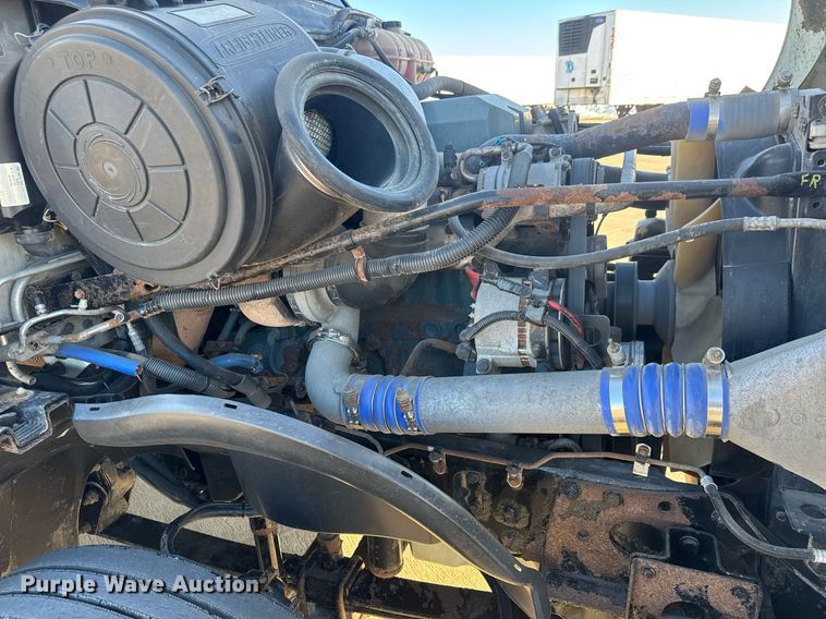 image for item LH9464 2005 Freightliner Columbia semi truck